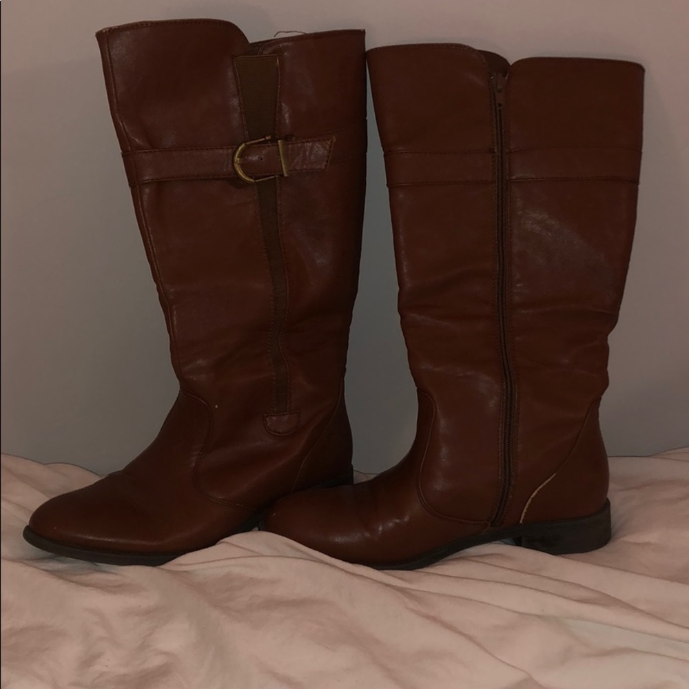 Brown leather boots with gold buckle!